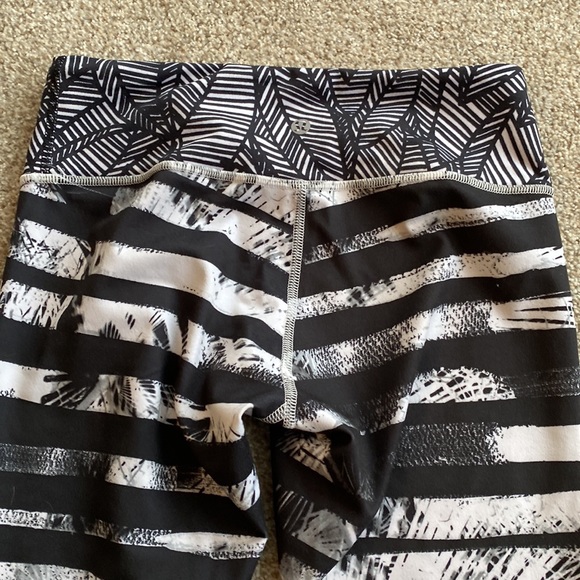 NWOT Lululemon black and white patterned capri leggings. Size 6?? - Picture 7 of 7